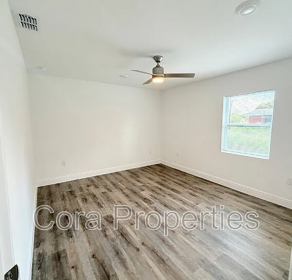 403 E Pearl St — Photo 7