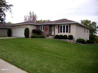 1750 W Apache Trl, Freeport, IL 61032