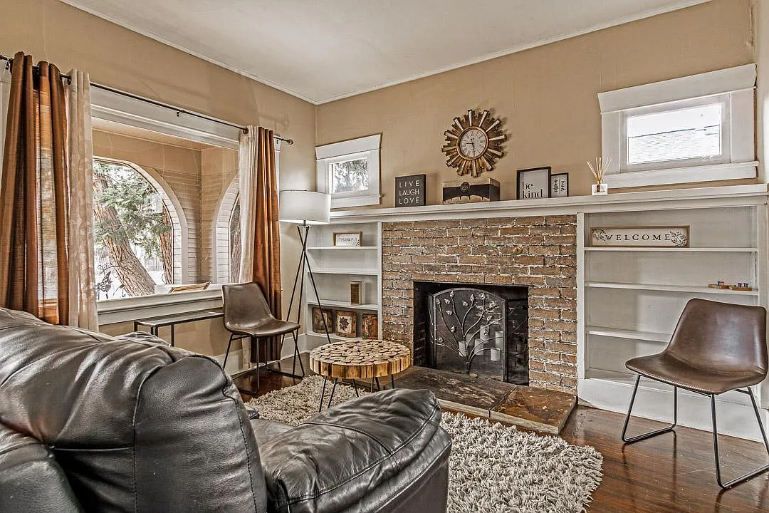 4 bed, 2.5 bath, 2454 sqft, $4,600 — Photo 3