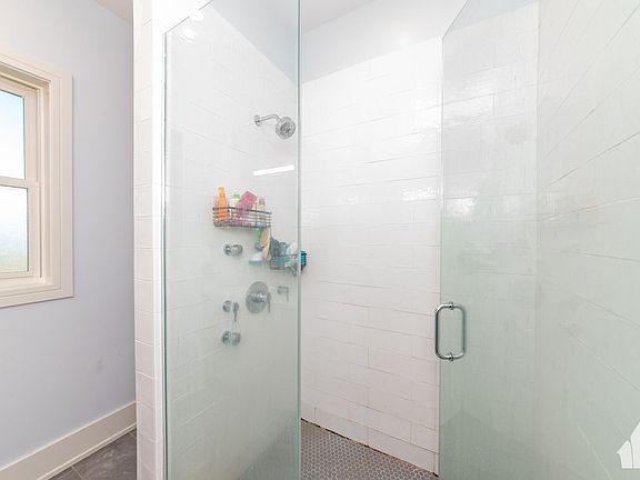 2nd image of 3049 N Clybourn Ave