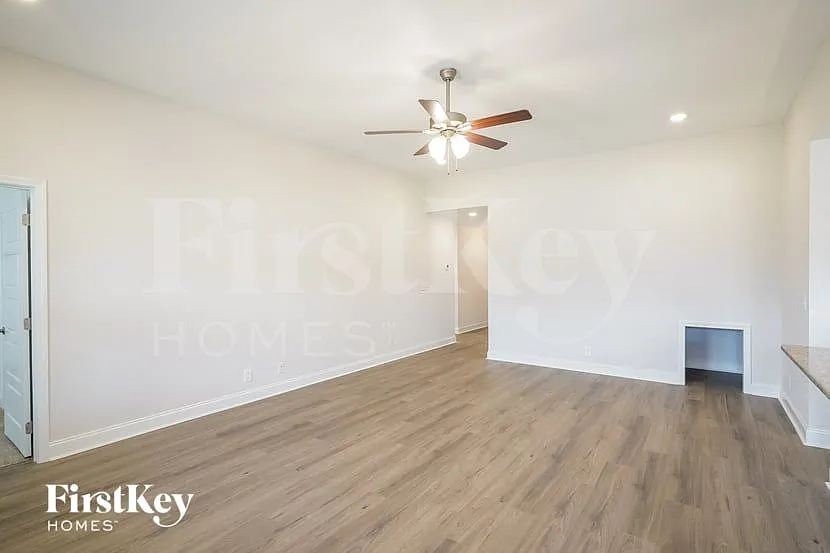 3 bed, 3.0 bath, 2069 sqft, $2,030 — Photo 2