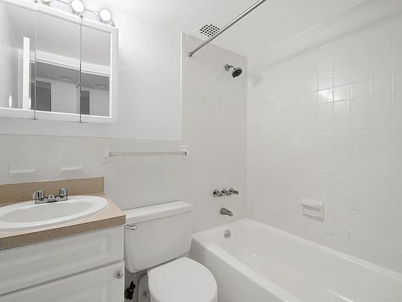 5th image of 210 E 22nd St APT 1L