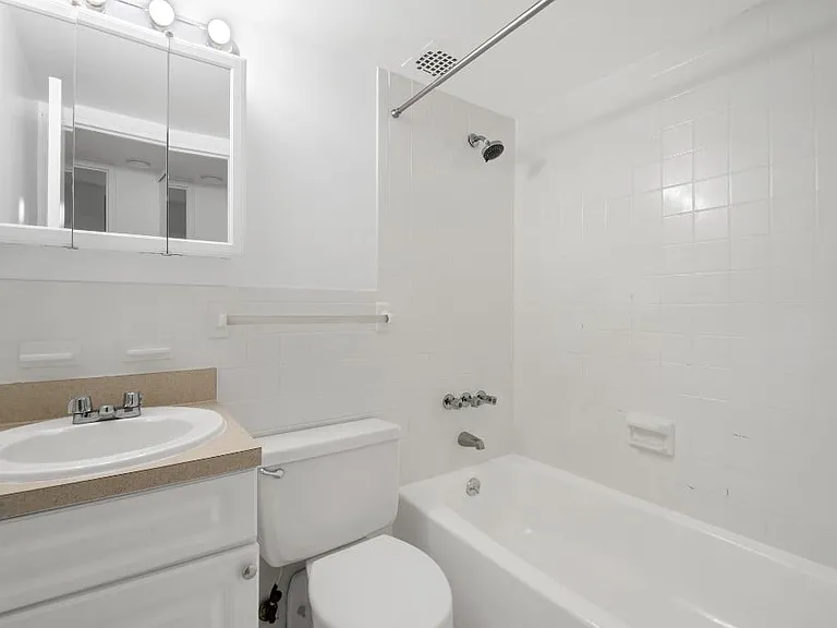 210 E 22nd St #1L — Photo 5