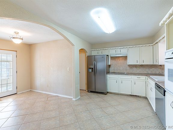 3rd image of 636 S Maywood Dr
