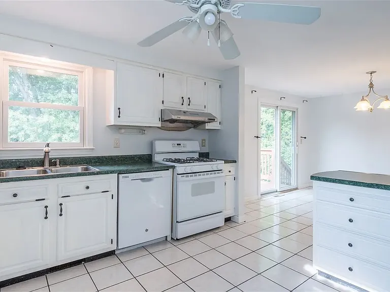 19 Jennifer Dr — Photo 6