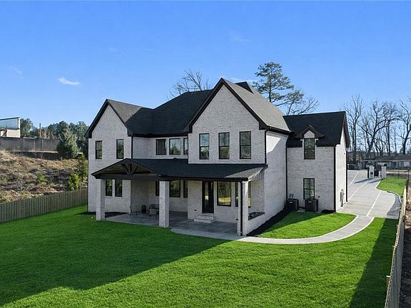 3rd image of 3235 Smithtown Rd