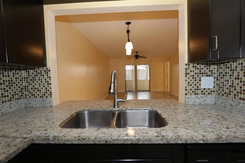 3 bed, 2.0 bath, 1118 sqft, $2,600 — Photo 3