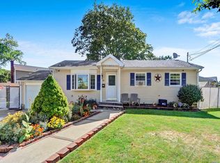 73 Applegate Dr, Central Islip, NY 11722