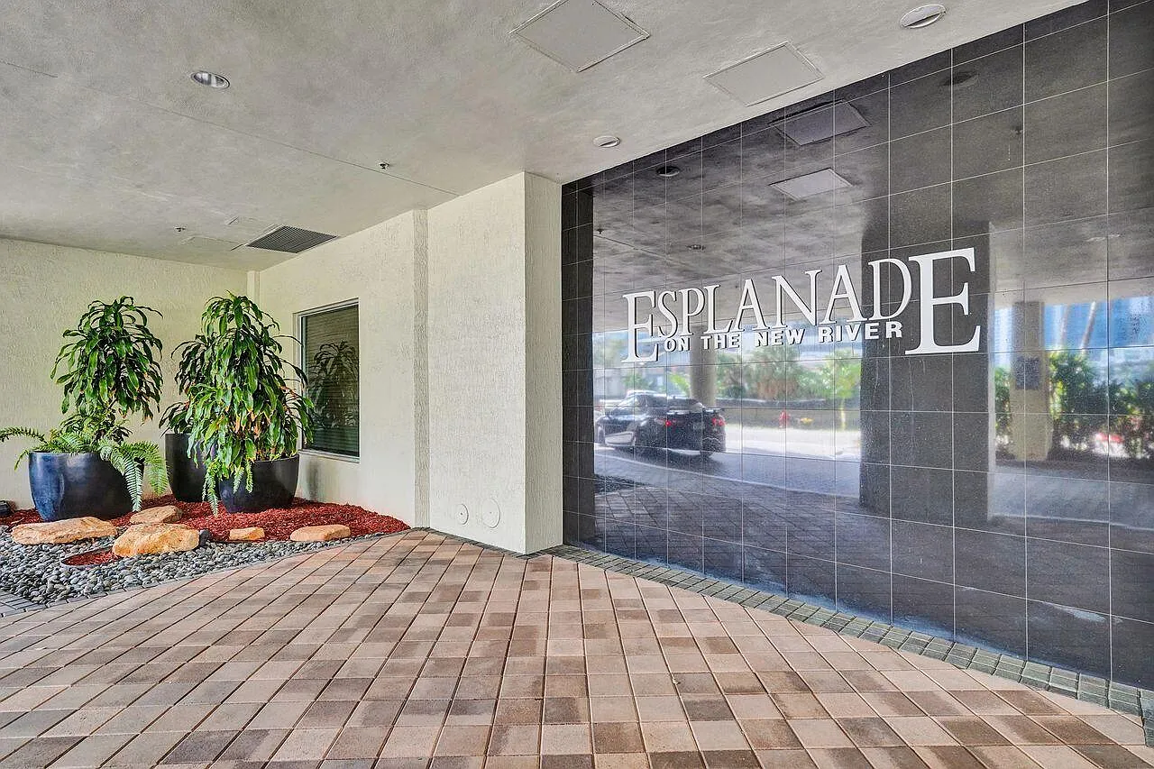Esplanade — Photo 3