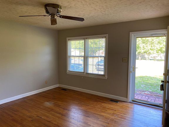4th image of 111 Oak Circle Dr