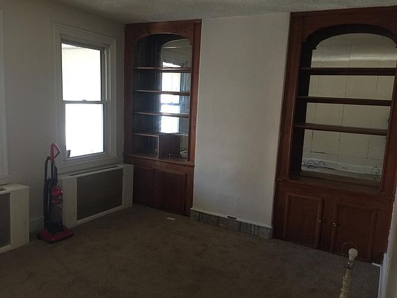 Living room (Carpeting in room has been replaced since pictu