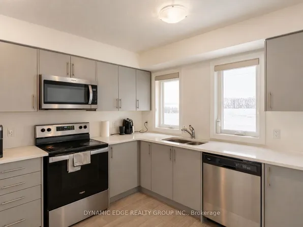 235 Chapel Hill Dr #25, Kitchener, ON N2R 0S4