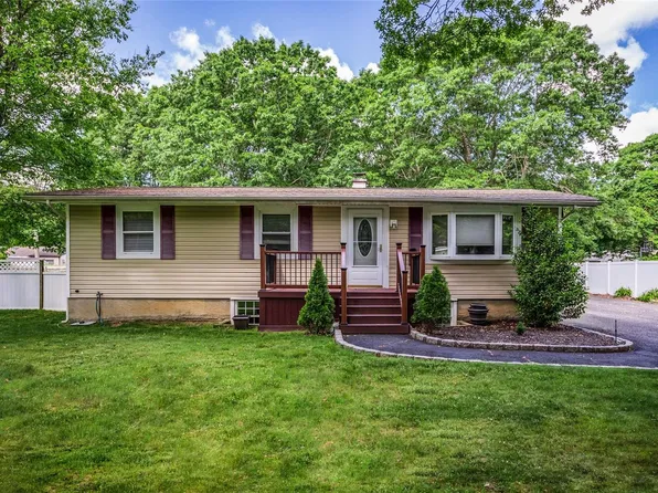 16 Tonopan Street, Mastic, NY 11950