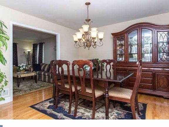 5th image of 453 S Saddlebrook Cir
