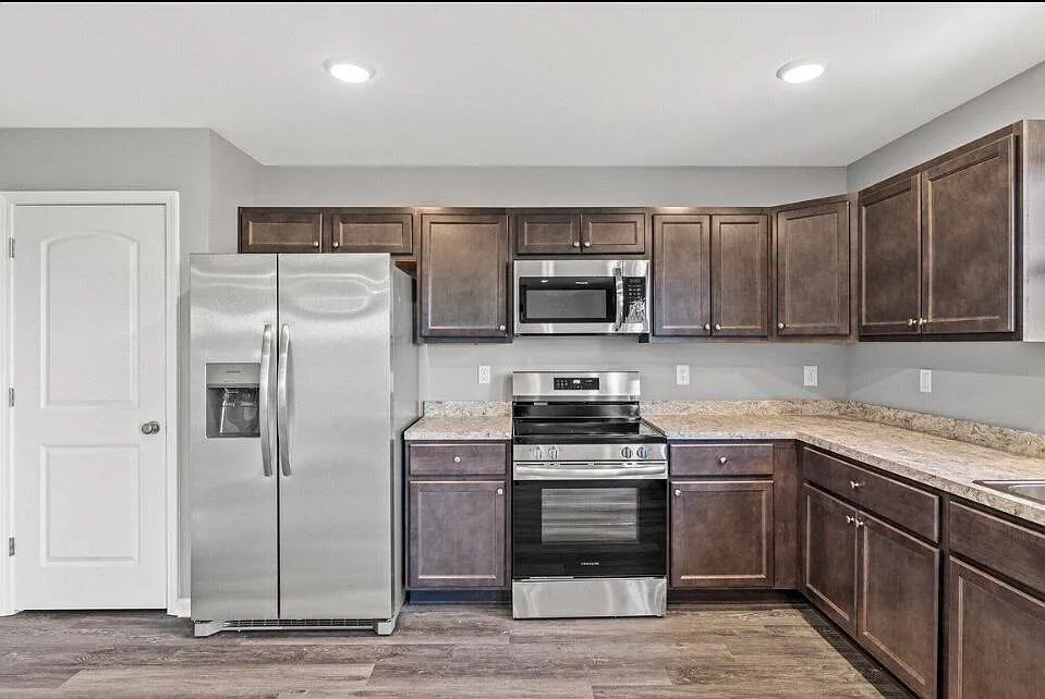 4 bed, 3.0 bath, 2400 sqft, $2,395 — Photo 3