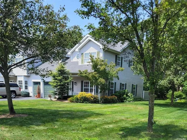 123 Willow Wood Drive #123, Oakdale, NY 11769