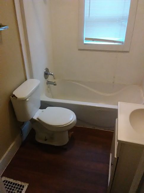 2nd image of 425 W 39th St