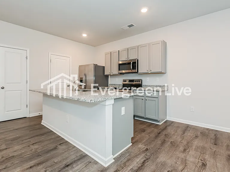 112 Village Green Dr — Photo 5