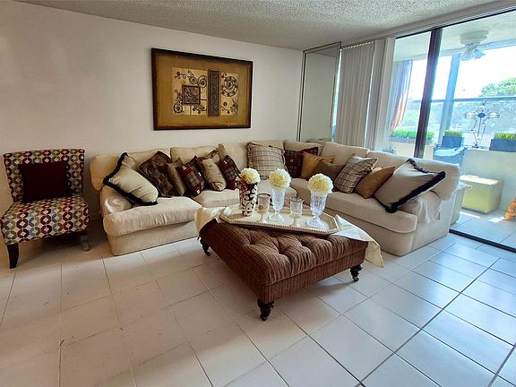5th image of 2840 Somerset Drive #208m