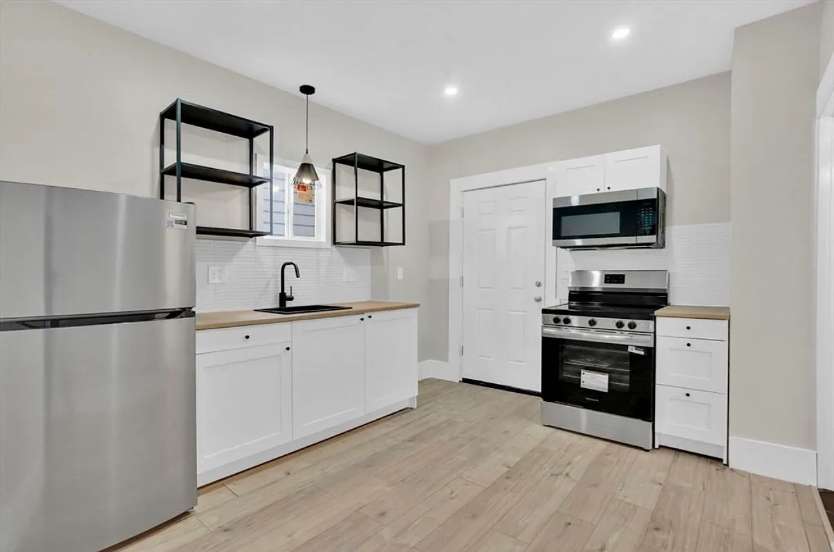 2 bed, 890 sqft, $1,690 — Photo 4