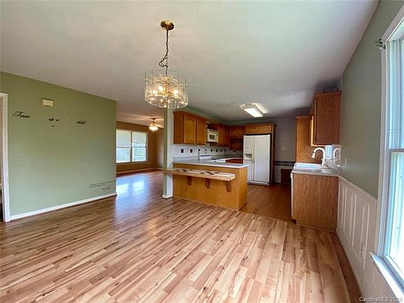 5th image of 242 Willard Ln