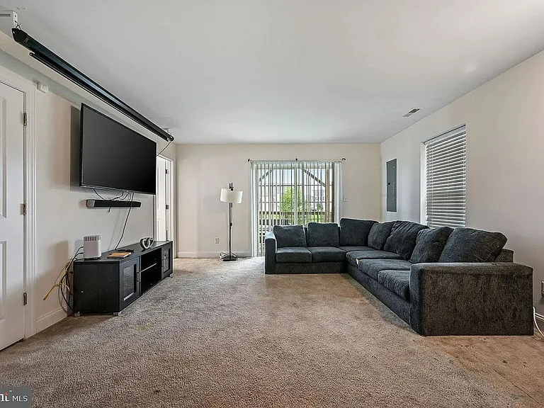 1340 Carrick Ct — Photo 6