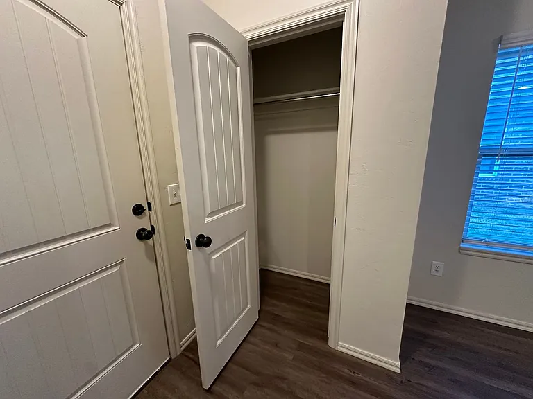 412 Chalk Hill Ct — Photo 8