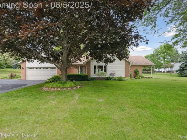 3484 Taggett Lake Dr, Highland, MI 48357