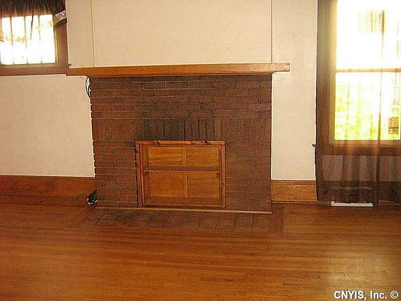4th image of 171 Malverne Dr