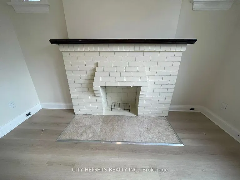 1561 Hurontario St — Photo 21