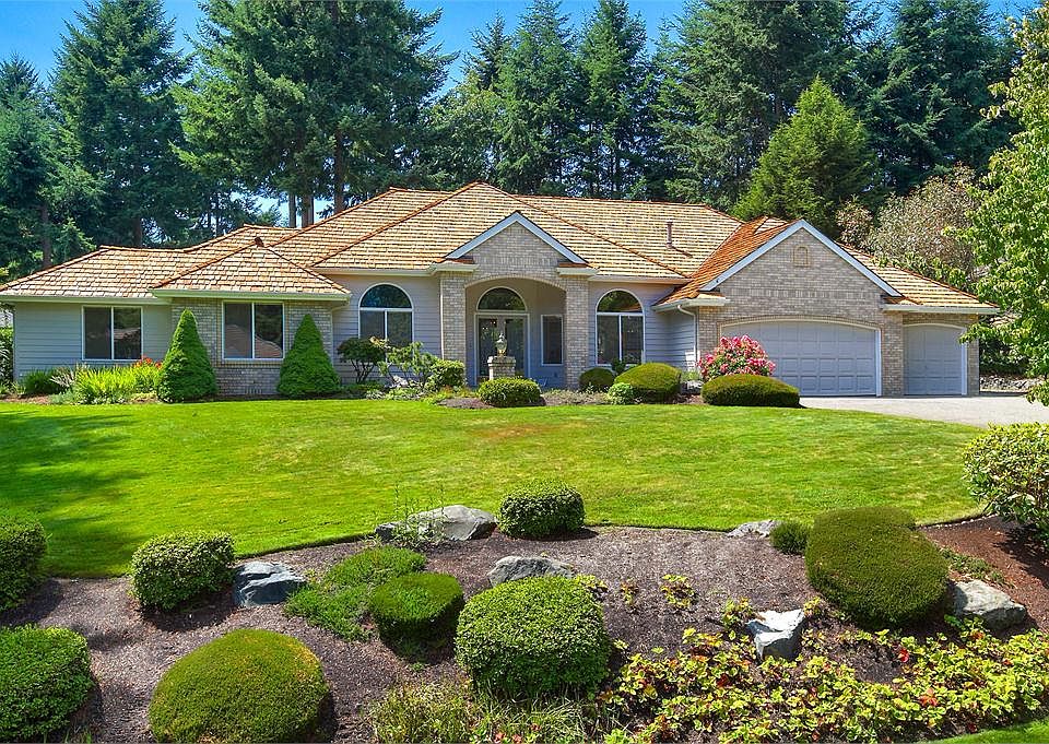 Rare one level rambler in the gated community of Canterwood Golf & Country Clu