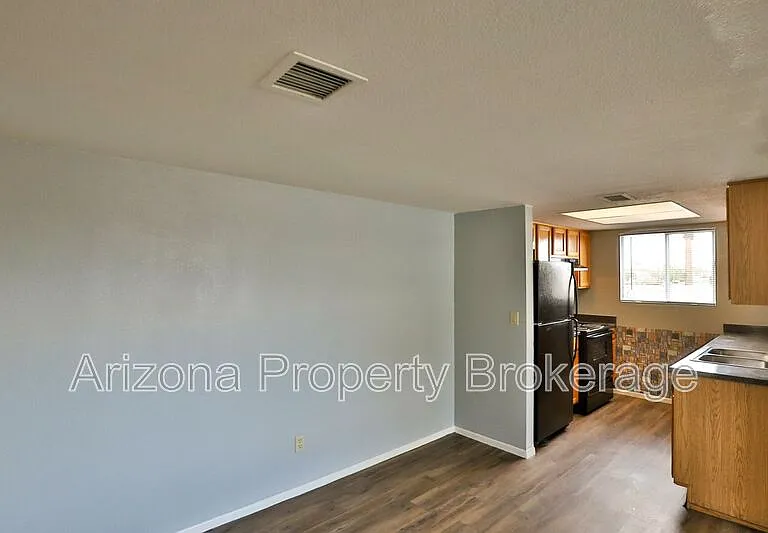 6653 N 27th Ave — Photo 6