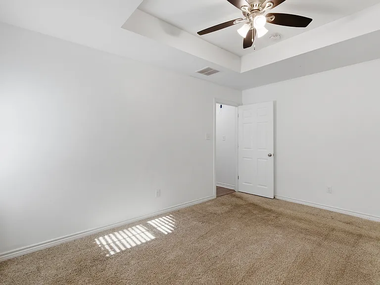 521 E Sears St — Photo 4