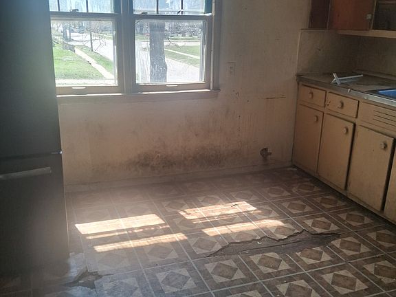 4th image of 1305 E Locust St Unit B