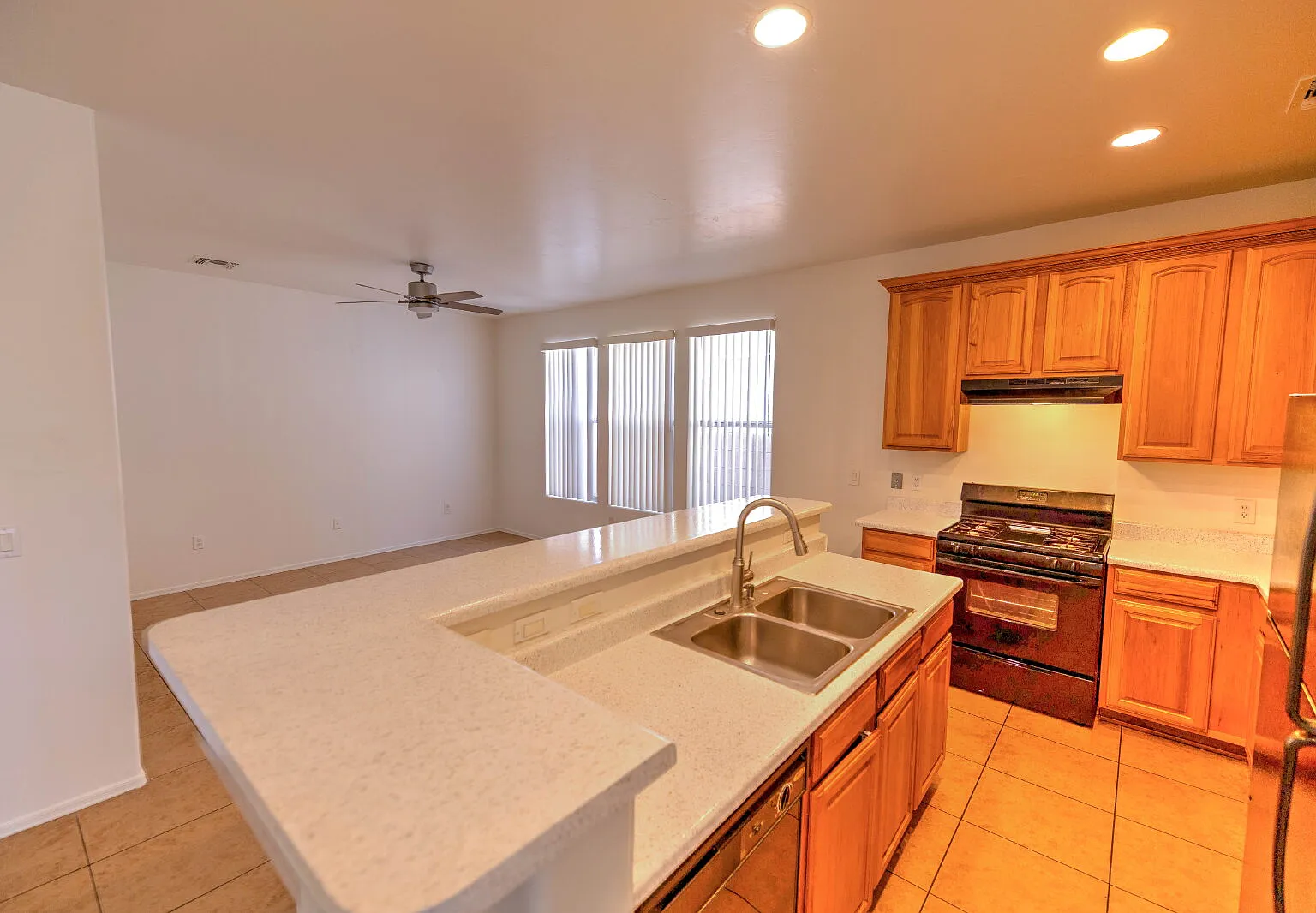 3 bed, 2.0 bath, 1608 sqft, $1,890 — Photo 4