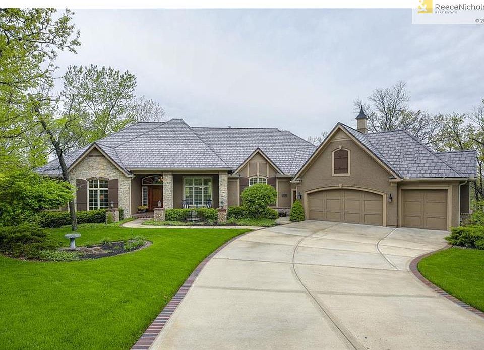 Estate lot nestled in the trees for total privacy.