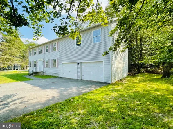 1226 Country Place Dr, Tobyhanna, PA 18466