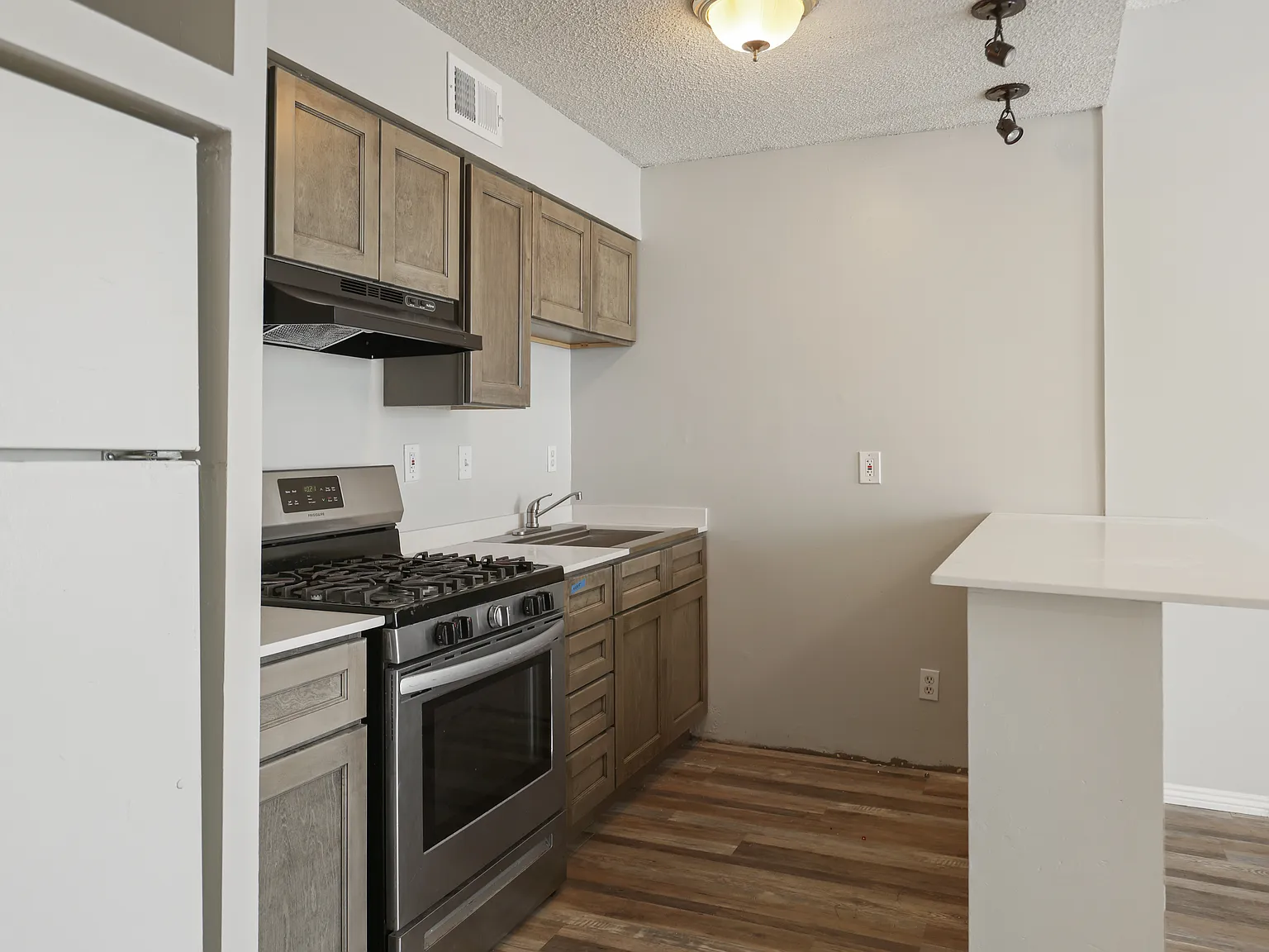 2 bed, 820 sqft, $895 — Photo 3