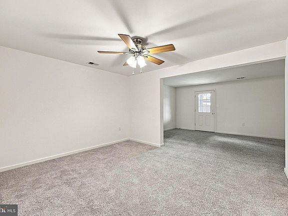 5th image of 32 Lombard Ln