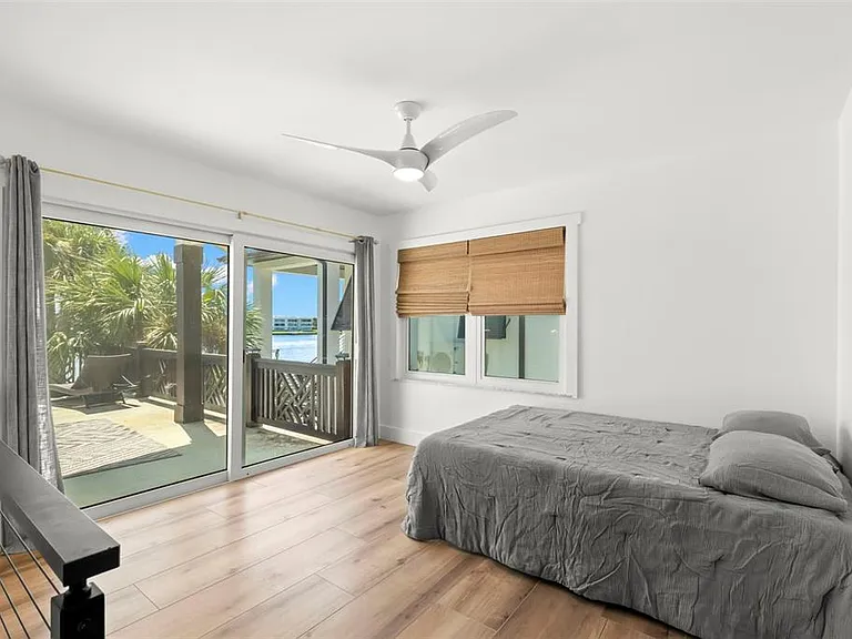 819 Bay Esplanade — Photo 54