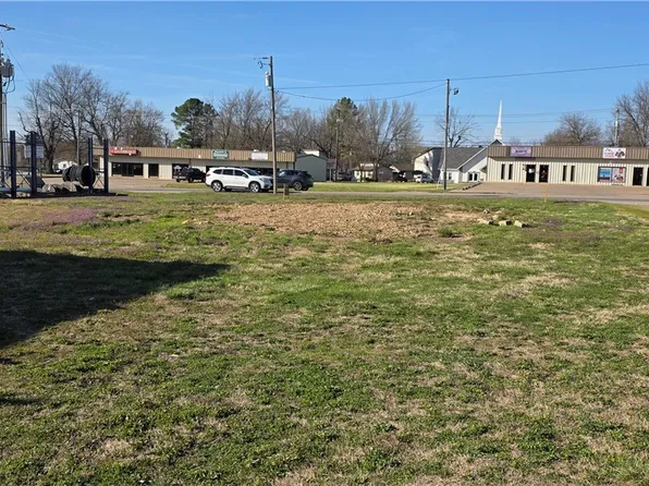 107 W Main St, Green Forest, AR 72638