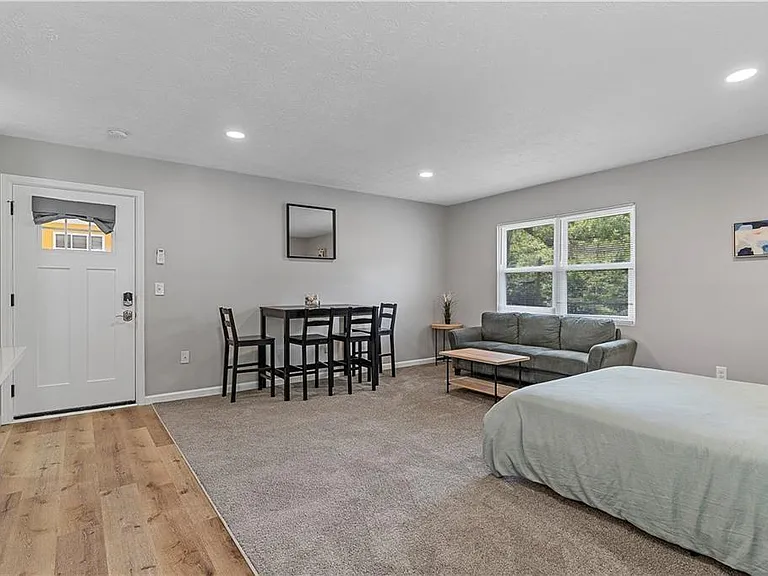 1701 Hawthorne Ave #1B — Photo 3
