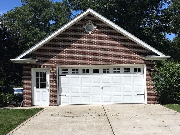 Detached garage