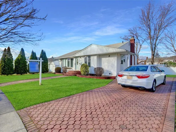 49 Amherst Lane, Hicksville, NY 11801