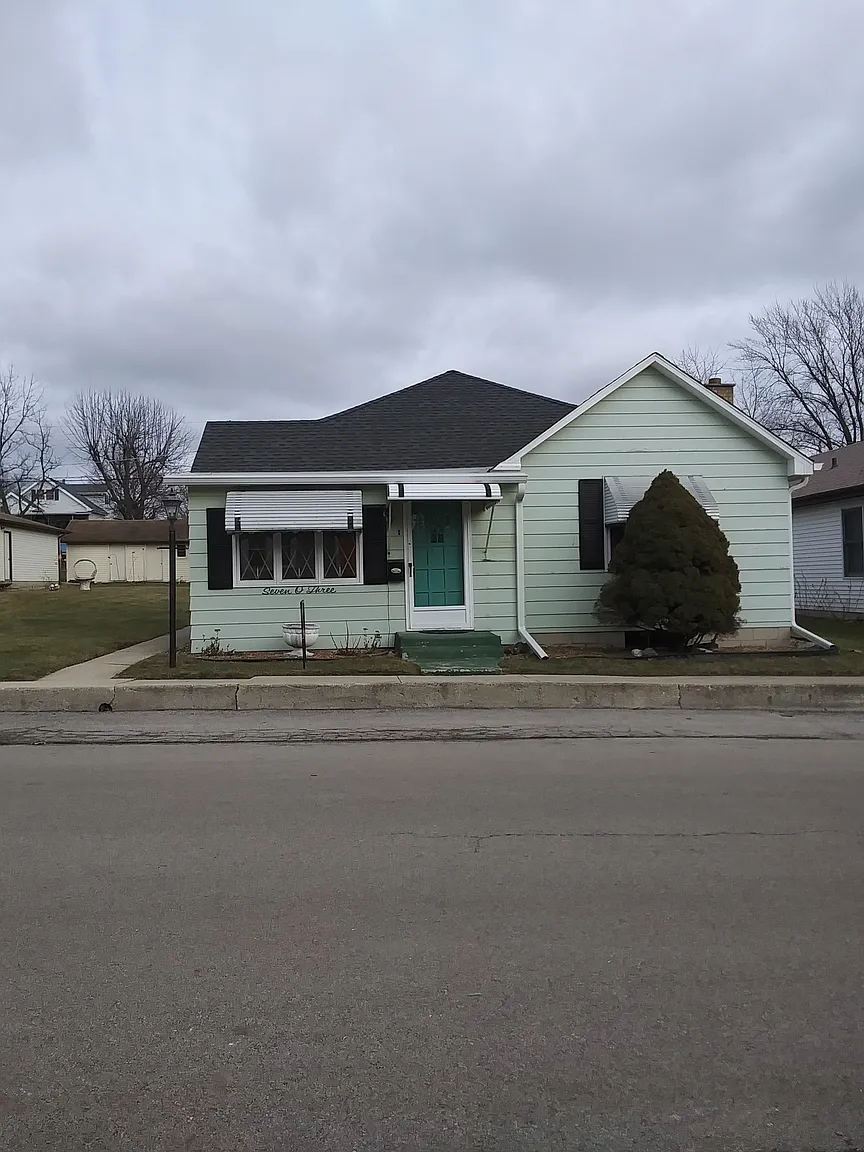 703 Ledochowski St photo 1