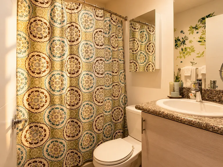 Discover Urban Serenity: Stylish Property in Capitol Hill's Pulse — Photo 7