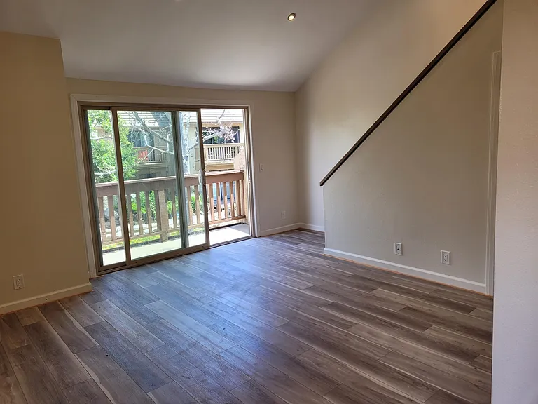 169 Lemon Grv — Photo 2