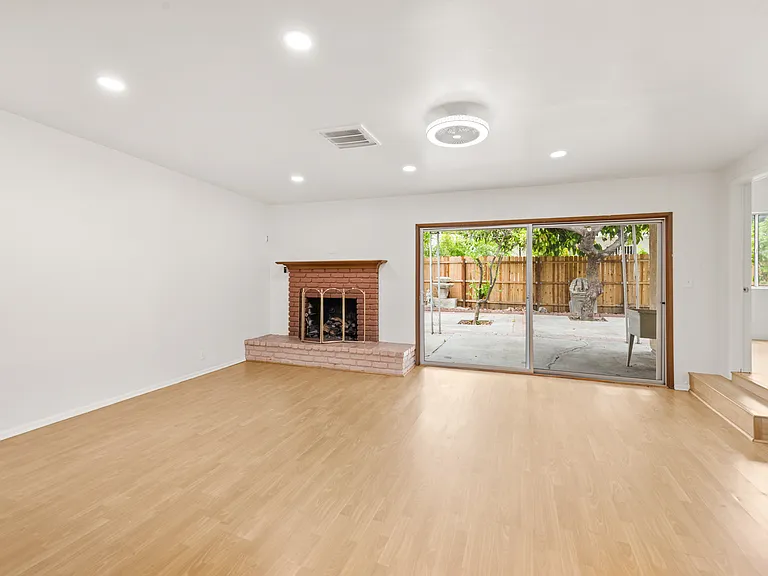 18418 Sylvan St — Photo 1