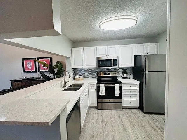 Country Club Lakes Apartments — Photo 16