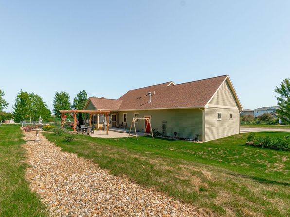 105 Valley Dr, Reinbeck, IA 50669